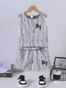 SHEIN 2件組小男孩街頭時尚破洞紋理背心與短褲套裝，NY字母印花街頭風休閒運動兩件式夏季日常穿搭 - 淺灰色 - 查看 1
