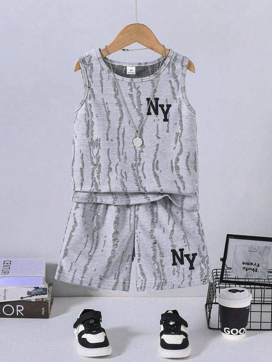 SHEIN 2件組小男孩街頭時尚破洞紋理背心與短褲套裝,NY字母印花街頭風休閒運動兩件式夏季日常穿搭 - 淺灰色 - 查看 1