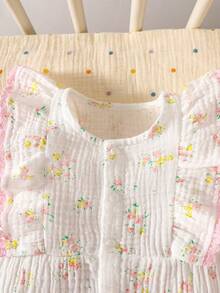 SHEIN Bộ áo liền quần gấp gọn cho bé gái sơ sinh, kiểu cài cúc một hàng, dễ mặc vào/cởi ra, màu trắng nhạt và hồng nhạt họa tiết hoa nhí, chủ đề hoa cổ điển, kèm băng đô nơ to, thích hợp cho mùa xuân. - trắng - Xem 5