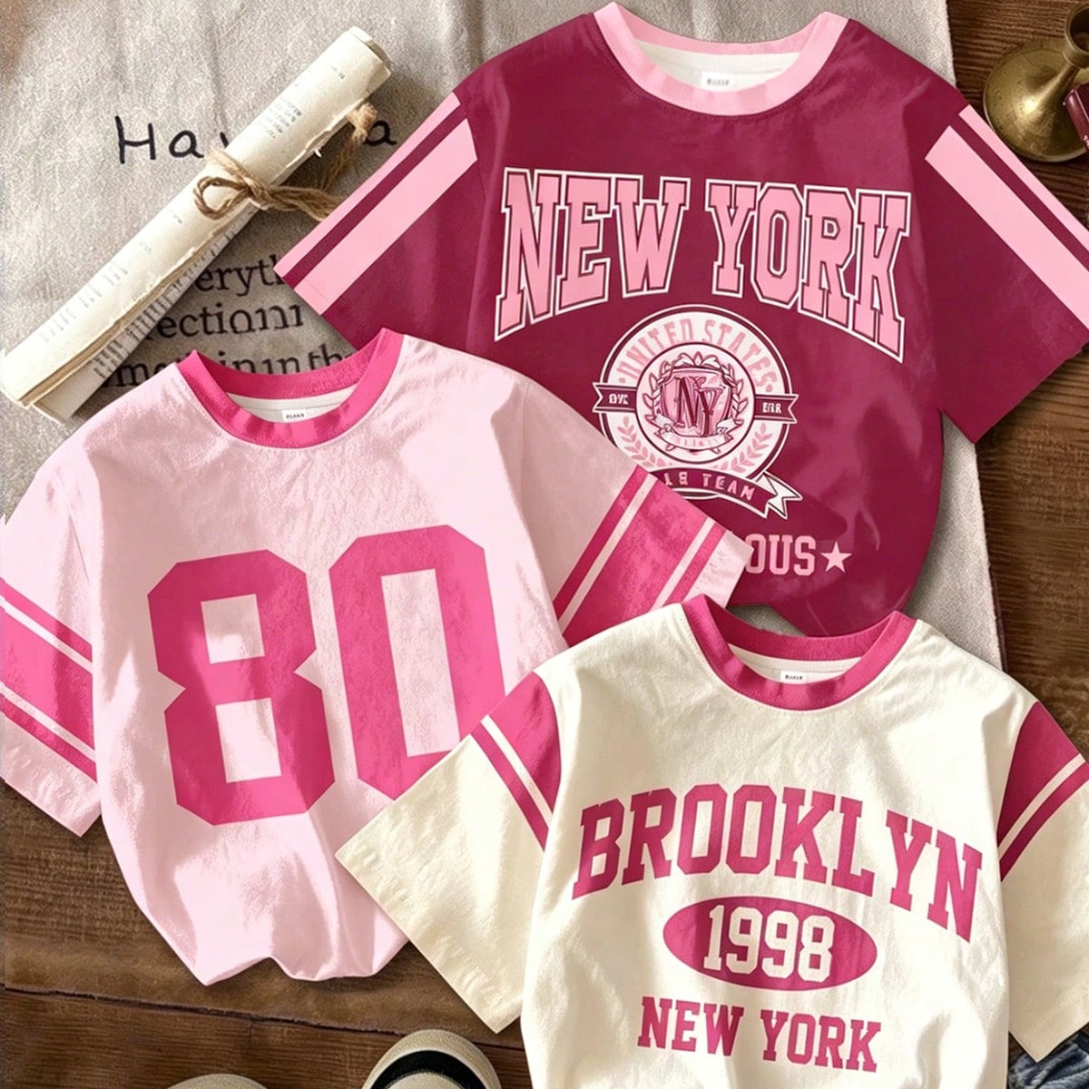 Set de 3 camisetas de manga corta de cuello redondo con estampado gráfico numérico de estilo universitario retro deportivo, en tonos rosas, adecuada
