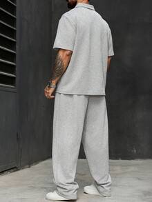 Manfinity Homme Setelan Kasual Pria Ukuran Besar: Kemeja Polo Lengan Pendek Warna Polos dan Celana Panjang - Grey - View 2