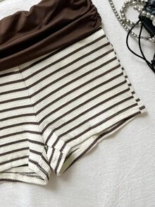 SHEIN Bộ 2 món cho bé gái tuổi teen, gồm áo thun cổ lệch màu be có họa tiết và quần ống rộng, trang phục thường ngày thời trang, phù hợp cho dã ngoại, cắm trại, du lịch, và mặc cùng gia đình. - Cà phê nâu - Xem 3
