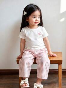 SHEIN Playful Pals 2件組女嬰夏季休閒可愛工作裝套裝，白色短袖刺繡裝飾T恤搭配藍白條紋長褲，適合上學穿著 - 粉色 - 查看 2
