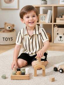 SHEIN Playful Pals 2 pièces Ensemble polo à manches courtes avec imprimé rayé et short de couleur unie pour jeune garçon - Noir - Voir 7