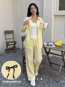 SHEIN 青少年女孩休閒街頭風 梭織條紋蝴蝶結 LOGO 刺繡寬鬆落肩上衣與寬腿長褲套裝，適合春夏、春季出遊、度假、休閒外出、返校，兒童款 - 黃色 - 查看 3