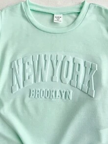 SHEIN Playful Pals Set de 2 piezas de moda minimalista para niño pequeño de primavera/verano, que incluye una parte superior de manga corta con cuello redondo y estampado en inglés de tela de punto color albaricoque, combinada con shorts vaqueros de cintura elástica. Versátil y adecuado para niños pequeños en exteriores y vacaciones. - Verde - Ver 4