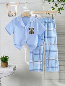 2 Stücke/Set Kleinkinder Jungen Blaue Karomuster Bequeme Freizeithose und Kurzarm Strickjacke Set, Bestickter Bärenpatch auf der Oberseite, Loungewear - Taubenblau - Übersicht 1