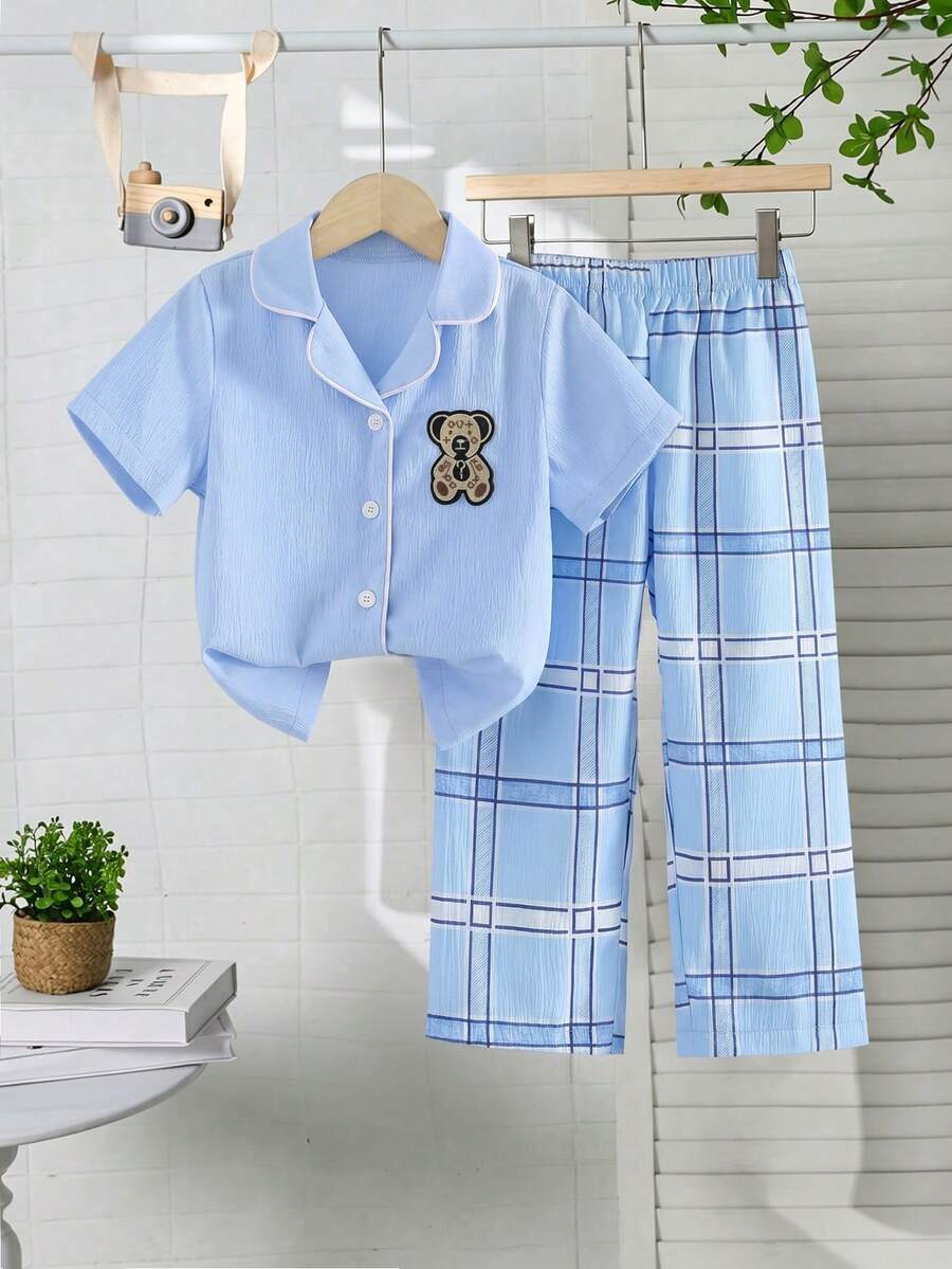 2 Stücke/Set Kleinkinder Jungen Blaue Karomuster Bequeme Freizeithose und Kurzarm Strickjacke Set, Bestickter Bärenpatch auf der Oberseite, Loungewear - Taubenblau - Übersicht 1