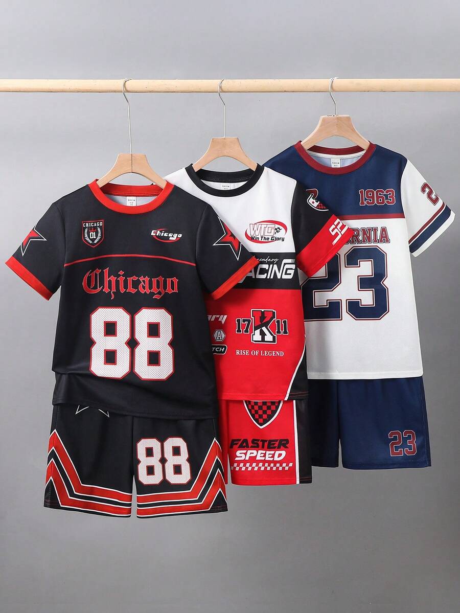 SHEIN 儿童6件套男童休闲经典运动赛车主题印花短袖圆领T恤和短裤套装，经典酷炫棒球运动服风格，88号，哥特式芝加哥文字和星星印花短袖圆领T恤和短裤套装，适合夏季、赛车比赛、赛车运动。