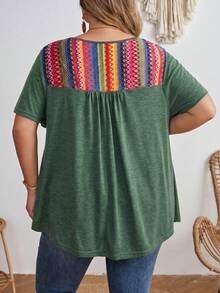 SHEIN CURVE+ 大码撞色条纹T恤，超宽松，度假风波西米亚风 - 綠色 - 查看 2