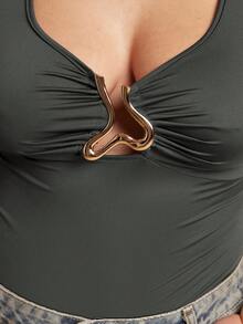 SHEIN BAE 大码女式金属不对称镂空修身极简短袖连体衣 - 深灰色 - 查看 6