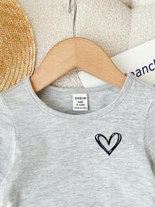 SHEIN Bộ áo thun và quần in hình trái tim cho bé gái - Nhiều màu - Xem 6