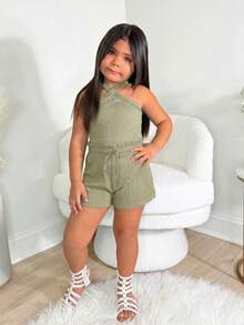 Conjunto de top halter y shorts con textura para niña, ideal para vacaciones - Verde Oliva - Ver 4