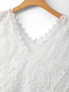 GlowEve CURVE Top ajustado de encaje con escote en V, elegante y sexy para mujeres de talla grande - Blanco - Ver 3
