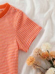 SHEIN Playful Pals 1歲女嬰/幼兒紅白色條紋短袖T恤上衣，柔軟針織夏季休閒畢業款羅紋領寬鬆舒適T恤 - 橘色 - 查看 4