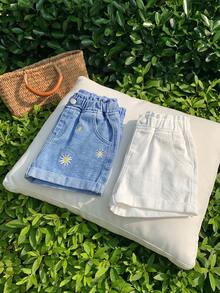 SHEIN Bộ 2 chiếc quần short denim dáng rộng, màu xanh trắng, thêu hoa cúc, cạp chun xếp ly dành cho bé gái. - Xanh và trắng - Xem 3