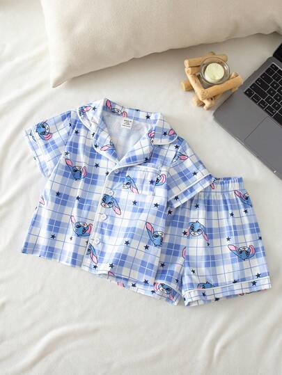 Bộ đồ ngủ 2 món cho bé trai, gồm áo thun ngắn tay và quần short in hình dễ thương.