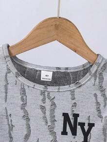 SHEIN 2件組小男孩街頭時尚破洞紋理背心與短褲套裝，NY字母印花街頭風休閒運動兩件式夏季日常穿搭 - 淺灰色 - 查看 5