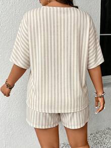 SHEIN Frenchy Bộ đồ thể thao 2 mảnh dành cho nữ cỡ lớn, gồm áo cổ tròn kẻ sọc và quần short cạp chun, kiểu dáng thường ngày. - trắng - Xem 2
