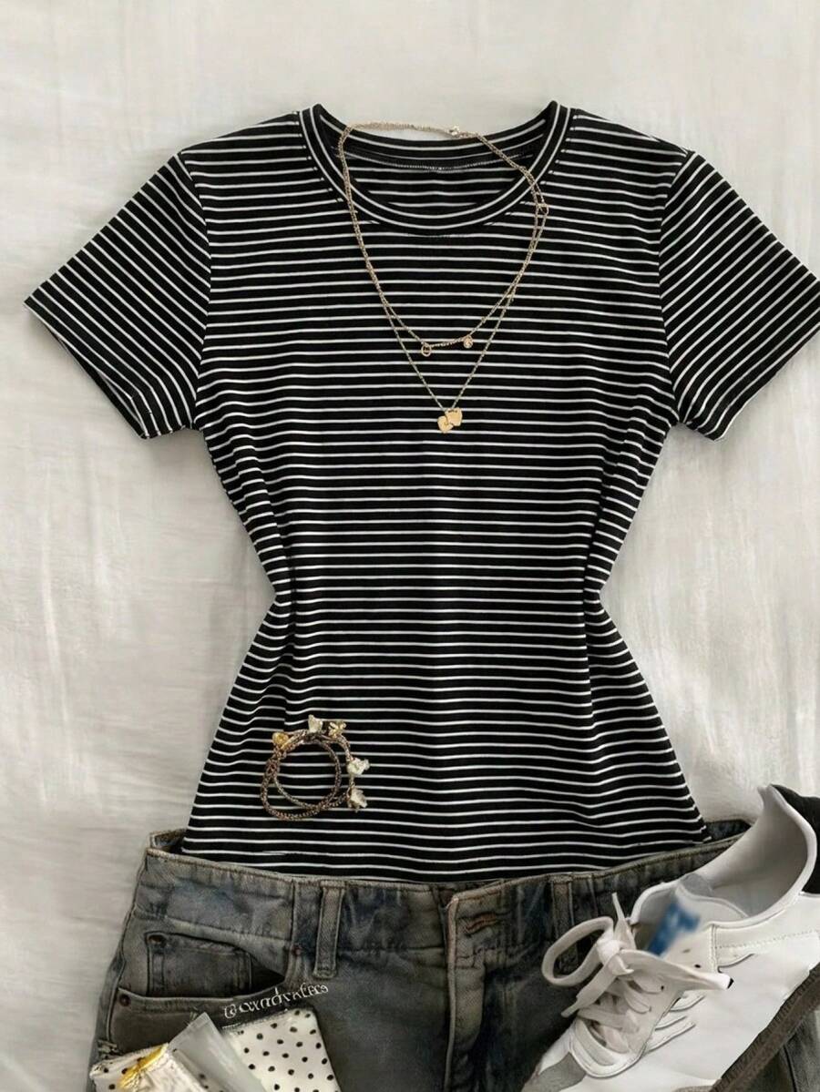 DAZY Camiseta ajustada de mujer de manga corta con cuello redondo de unicolor - Negro - Ver 1