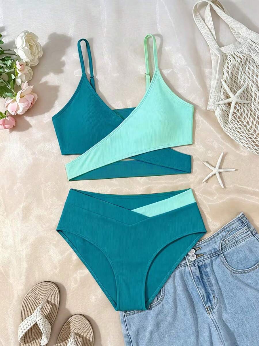 SHEIN Bộ bikini dành cho thiếu nữ, màu xanh bạc hà, chất liệu vải dệt kim phối nhiều mảnh, thiết kế chéo phía trước, gồm quần short và áo hai dây, kiểu dáng thời trang, thanh lịch, thích hợp cho bơi lội, kỳ nghỉ hè, bãi biển và hồ bơi. - Màu xanh lá cây đậm - Xem 1