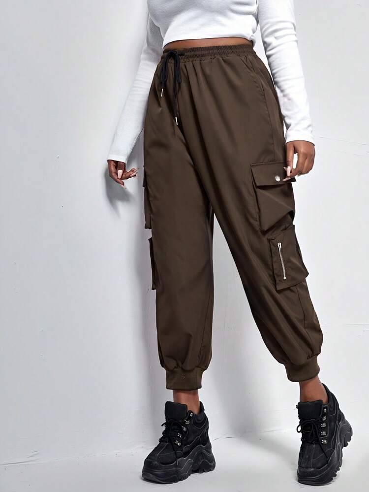Muchica Pantalones cargo negros con bolsillo con solapa y cordón ajustable - Café integral - Añade 5