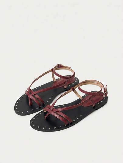 Nöista Sandalias planas con correas y decoración con tachuelas. Elegantes, cómodas y perfectas para salidas de verano.