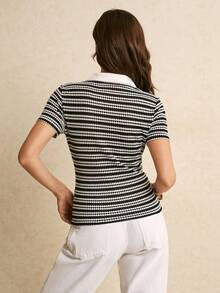 Poéselle Bộ trang phục thường ngày dành cho nữ, phối màu đen trắng kẻ sọc, cổ áo polo, phù hợp cho đi làm và công sở. - Đen và trắng - Xem 5