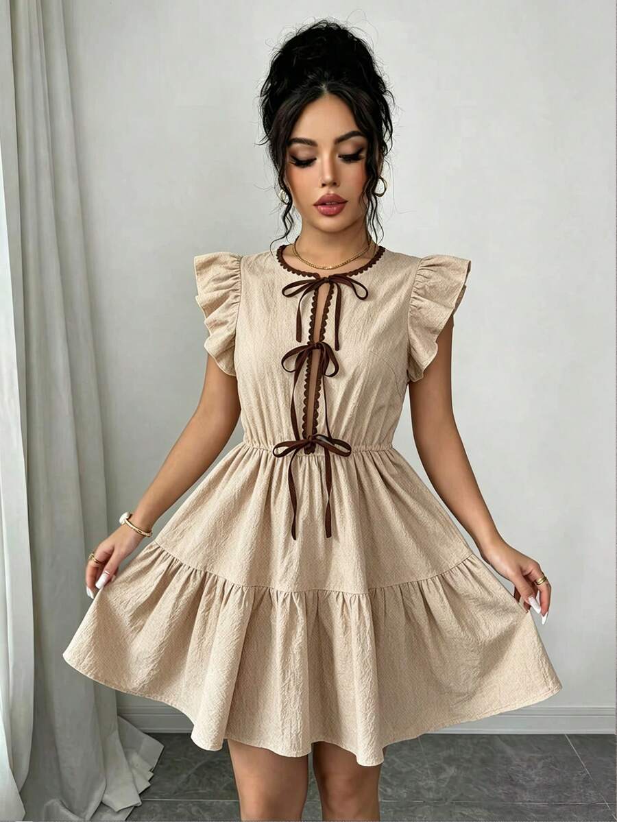 GlowEve Đầm ngắn nữ thanh lịch mùa xuân/hè màu be nhạt, chất liệu cotton đã qua xử lý, thiết kế nơ thêu họa tiết vỏ sò màu nâu tương phản, tay áo loe, dáng ôm, tôn dáng. - Màu be - Xem 1