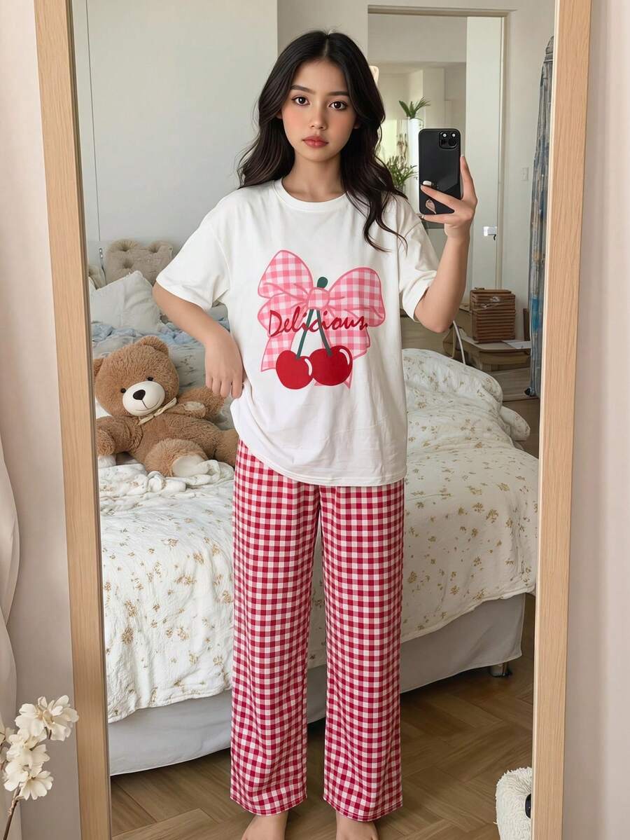 Bộ đồ ngủ thường ngày dành cho bé gái tuổi teen, gồm áo thun in họa tiết và quần kẻ caro. - Đỏ và trắng - Xem 1