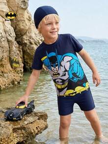 BATMAN X SHEIN Maija Kids طقم ملابس سباحة بأكمام قصيرة للأولاد الصغار، موسم الربيع/الصيف - الأزرق - مشاهدة 3