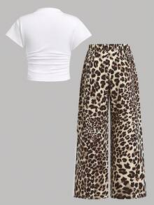 Conjunto de camiseta branca casual para garota jovem com estampa de leopardo e laço, combinada com calça também com estampa de leopardo. - Multicolorido - Ver 2