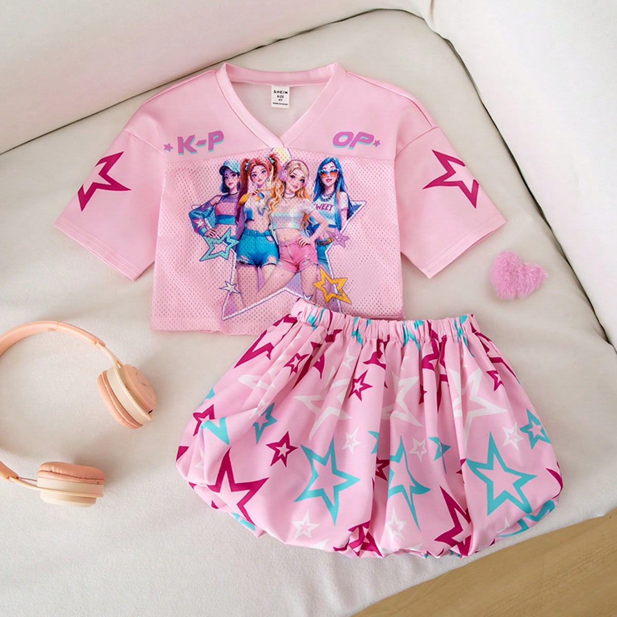 Set de 2 piezas con camiseta holgada de cuello en V con patrón de niña linda y shorts con volantes para niña joven