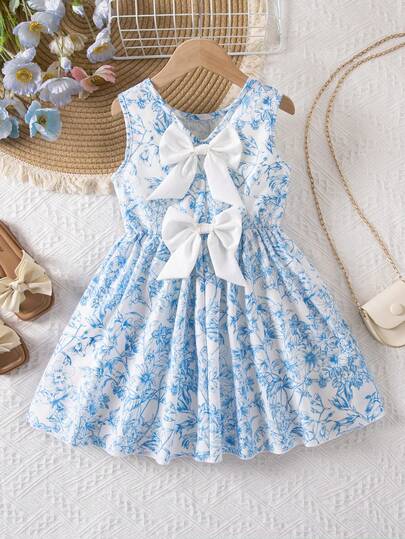 Vestido para niñas (pequeño), diseño clásico de cuello redondo, mangas con volantes que añaden dulzura y favorecen los brazos. Tela a rayas verticales azul y blanca, esquema de color fresco y suave, visual limpio y refrescante, emanando vibraciones de verano. El estilo general es fresco, dulce, casual y animado, con encanto infantil y femenino, adecuado para salidas diarias y uso en verano.