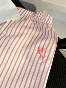 SHEIN Playful Pals 2件組女嬰夏季休閒可愛工作裝套裝，白色短袖刺繡裝飾T恤搭配藍白條紋長褲，適合上學穿著 - 粉色 - 查看 7