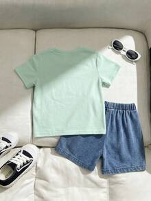 SHEIN Playful Pals Set de 2 piezas de moda minimalista para niño pequeño de primavera/verano, que incluye una parte superior de manga corta con cuello redondo y estampado en inglés de tela de punto color albaricoque, combinada con shorts vaqueros de cintura elástica. Versátil y adecuado para niños pequeños en exteriores y vacaciones. - Verde - Ver 2