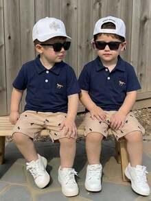 Bubblio Bộ 2 món đồ chơi trẻ em trai họa tiết ngựa hoạt hình dễ thương gồm áo polo và quần short kaki, thích hợp cho đi học, dã ngoại, đi biển, sinh nhật, mùa xuân/hè/thu. - Màu xanh hải quân - Xem 2