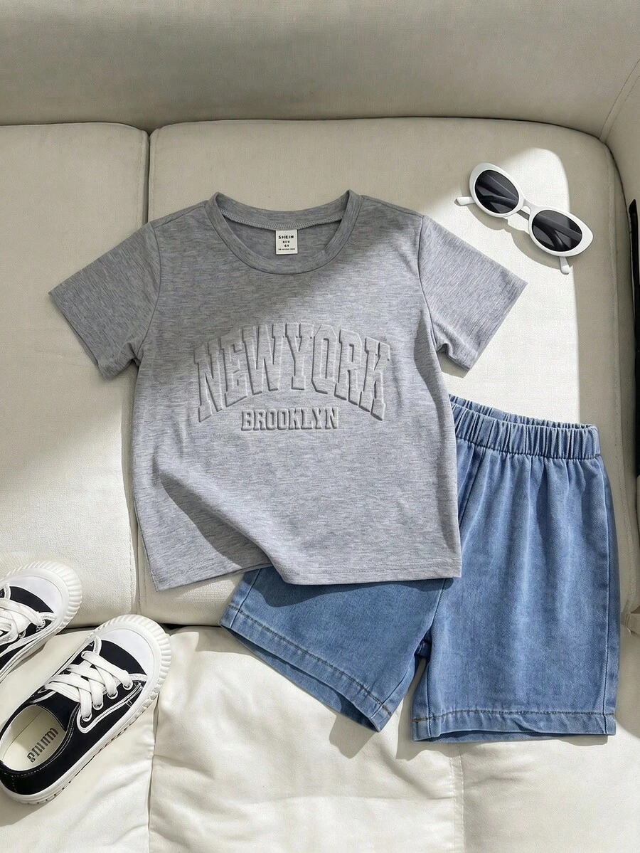 SHEIN Playful Pals 两件套男童春夏简约时尚杏色针织面料上衣,饰有英文字母压纹,圆领短袖设计,搭配松紧腰牛仔短裤,百搭时尚,适合幼儿男童户外活动和度假穿着。 - 淺灰色 - 查看 1