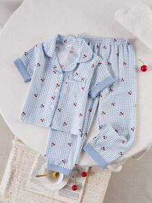 Pijama infantil feminino de duas peças, elegante e charmoso, com estampa xadrez azul-clara e branca, além de delicadas cerejas vermelhas e laços. Este pijama para bebês e meninas apresenta um casaquinho de manga curta com gola lapela e calça comprida, confeccionado em tecido macio para uma experiência aconchegante e casual na primavera e no outono. - Multicolorido - Ver 8