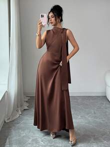 SHEIN Elenzya 女士咖啡棕色系带拼接领无袖收腰褶皱A字设计优雅通勤高级缎面质感连衣裙 - 咖啡棕 - 查看 4