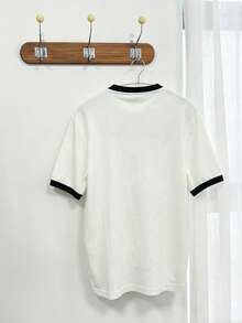 DAZY Camiseta blanca de verano para hombre con estampado de letras, parches y cuello de contraste - Blanco - Ver 5