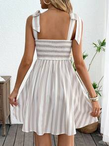 SHEIN Tall CURVE 大码女士休闲条纹抽绳吊带连衣裙，女士夏季连衣裙，度假连衣裙，欧洲夏季街头风飘逸连衣裙，女士街头休闲连衣裙 - 卡其色 - 查看 9