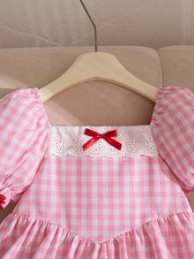 SHEIN Elladie kids 女童夏季新款露肩泡泡袖荷叶边蝴蝶结腰带格子A字可爱甜美公主裙 - 粉色 - 查看 7