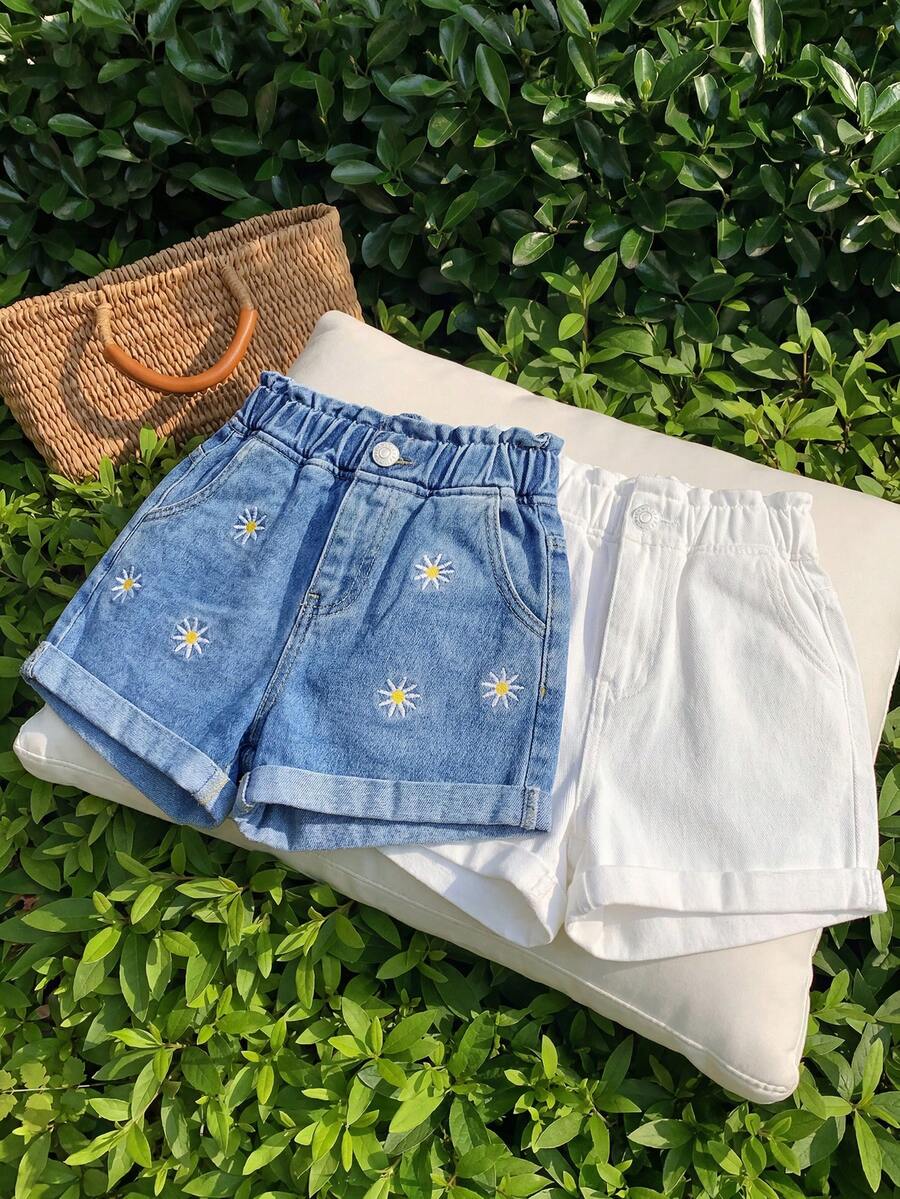 SHEIN Bộ 2 chiếc quần short denim dáng rộng, màu xanh trắng, thêu hoa cúc, cạp chun xếp ly dành cho bé gái. - Xanh và trắng - Xem 1