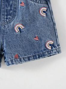 SHEIN Playful Pals 女婴牛仔短裤，夏季新品，时尚休闲可爱风，浅蓝色复古水洗牛仔布，弹性腰带荷叶边设计，彩虹爱心刺绣结合做旧水洗工艺，宽松直筒版型，柔软舒适面料，百搭日常休闲，适合夏季度假等多种场合。 - 中等水洗藍 - 查看 7