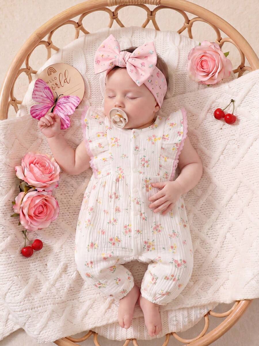 SHEIN Bộ áo liền quần gấp gọn cho bé gái sơ sinh, kiểu cài cúc một hàng, dễ mặc vào/cởi ra, màu trắng nhạt và hồng nhạt họa tiết hoa nhí, chủ đề hoa cổ điển, kèm băng đô nơ to, thích hợp cho mùa xuân.