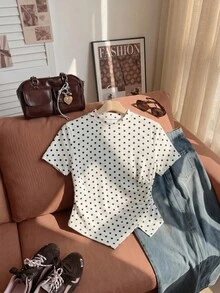 SHEIN BASICS Camiseta de mujer con cuello redondo, manga corta y bajo asimétrico con estampado de lunares - Blanco y Negro - Ver 2