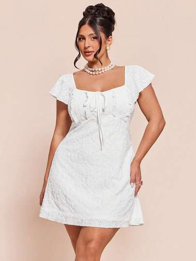 SHEIN BAE Đầm ngắn màu trắng có họa tiết dành cho nữ cỡ lớn, tay bồng.