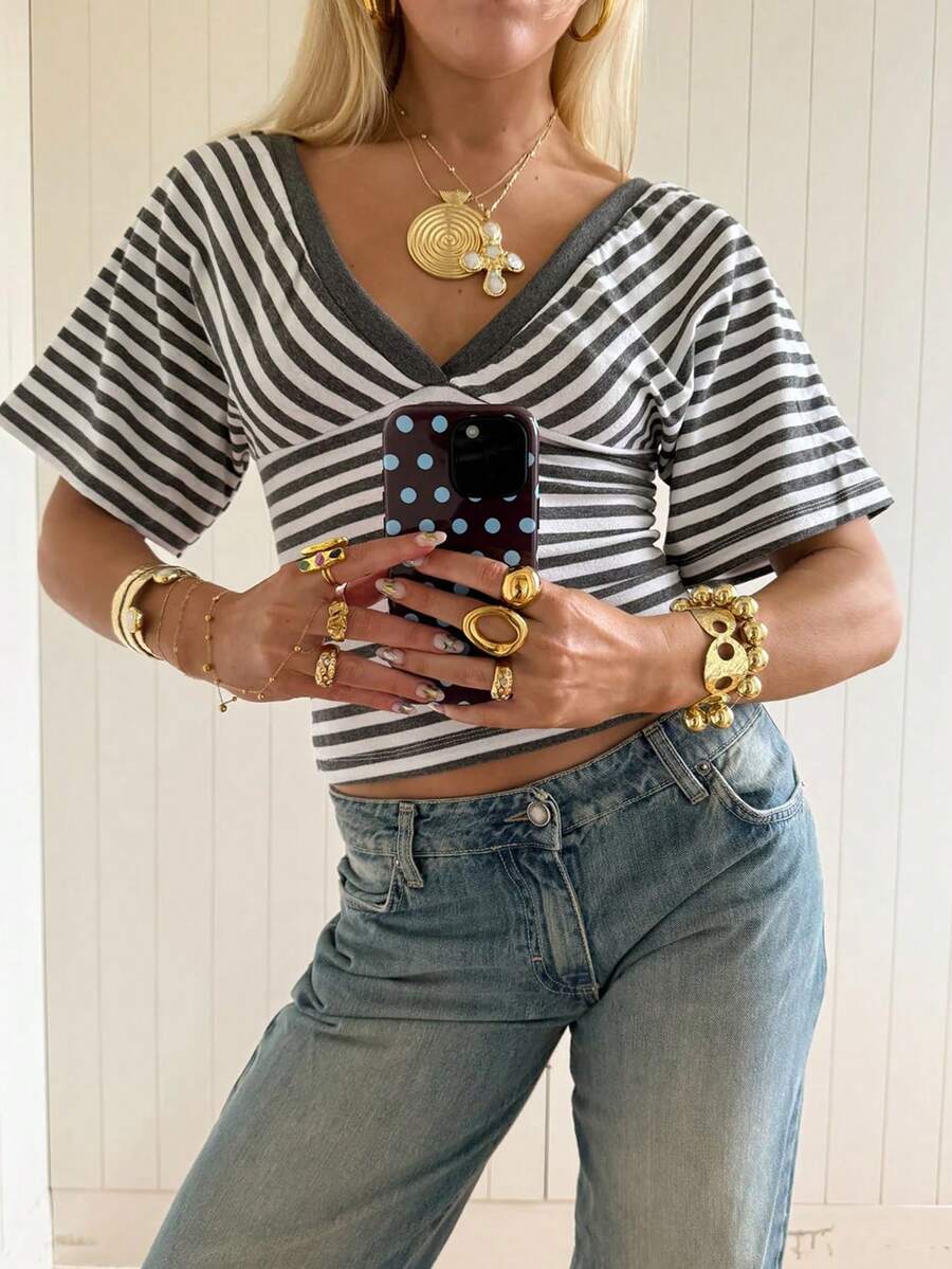 SHEIN EZwear 休闲条纹衬衫,粉色/白色女式T恤,夏季上衣,适合日常通勤、约会、聚会、秋冬夏三季、圣诞节、新年、感恩节、派对、婚礼、海滩、毕业典礼、时尚、优雅、休闲、外出、约会、预订、通勤、闪亮、情人节、优雅、度假、休闲、Y2K、外出、毕业典礼等场合。 - 彩色 - 查看 1