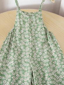 SHEIN Genkimix Kids 这款少女碎花背带裤，以柔和的浅绿色为底色，点缀着精致的白色雏菊图案，散发着清新田园气息。可调节的细肩带，简约的V领设计，宽松的阔腿版型，穿着舒适自在。轻盈透气的面料，适合搭配T恤或日常休闲穿着，尽显清新温柔的气质。 - 綠色 - 查看 5